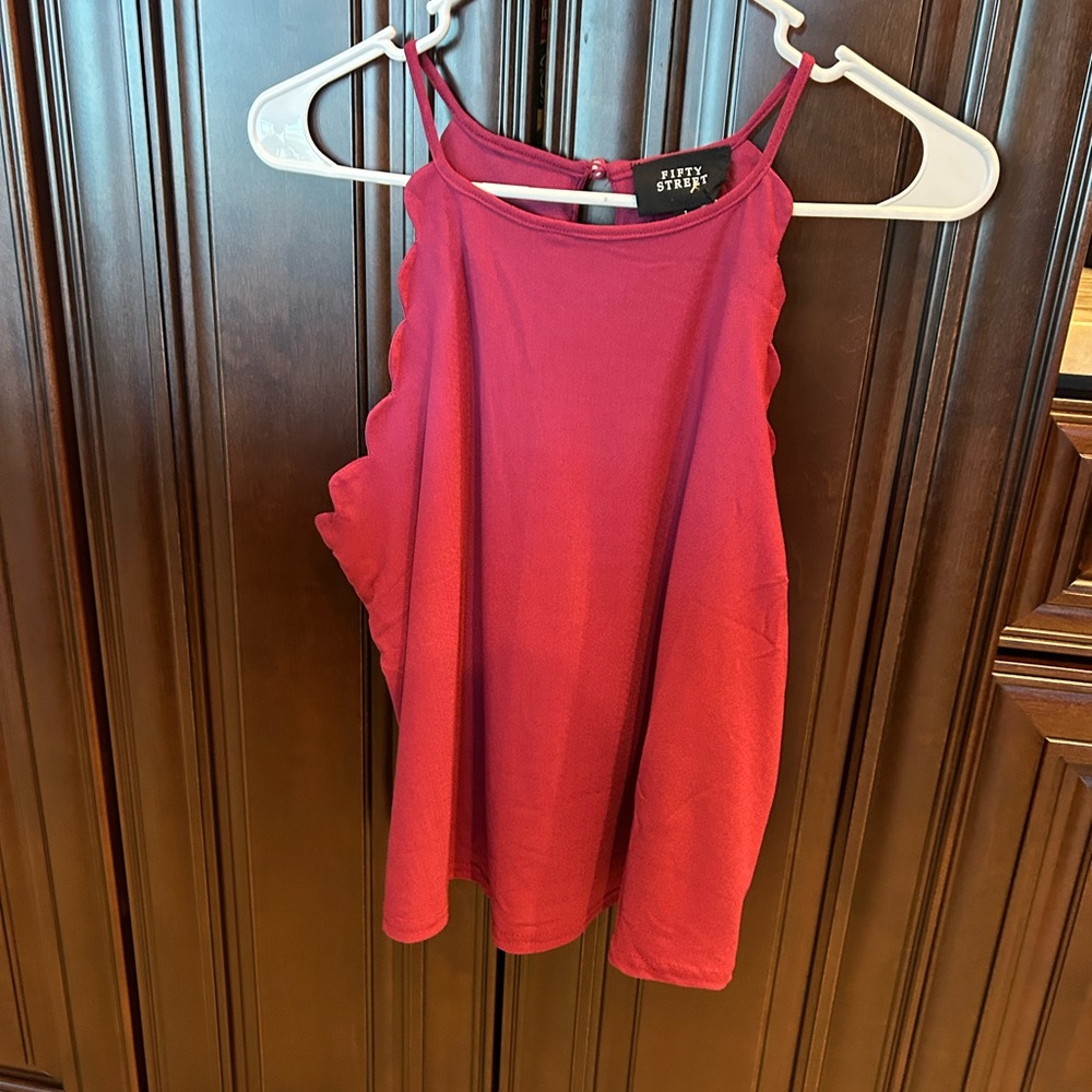 New with tags raspberry Fifty street scalloped tank blouse with key hole back